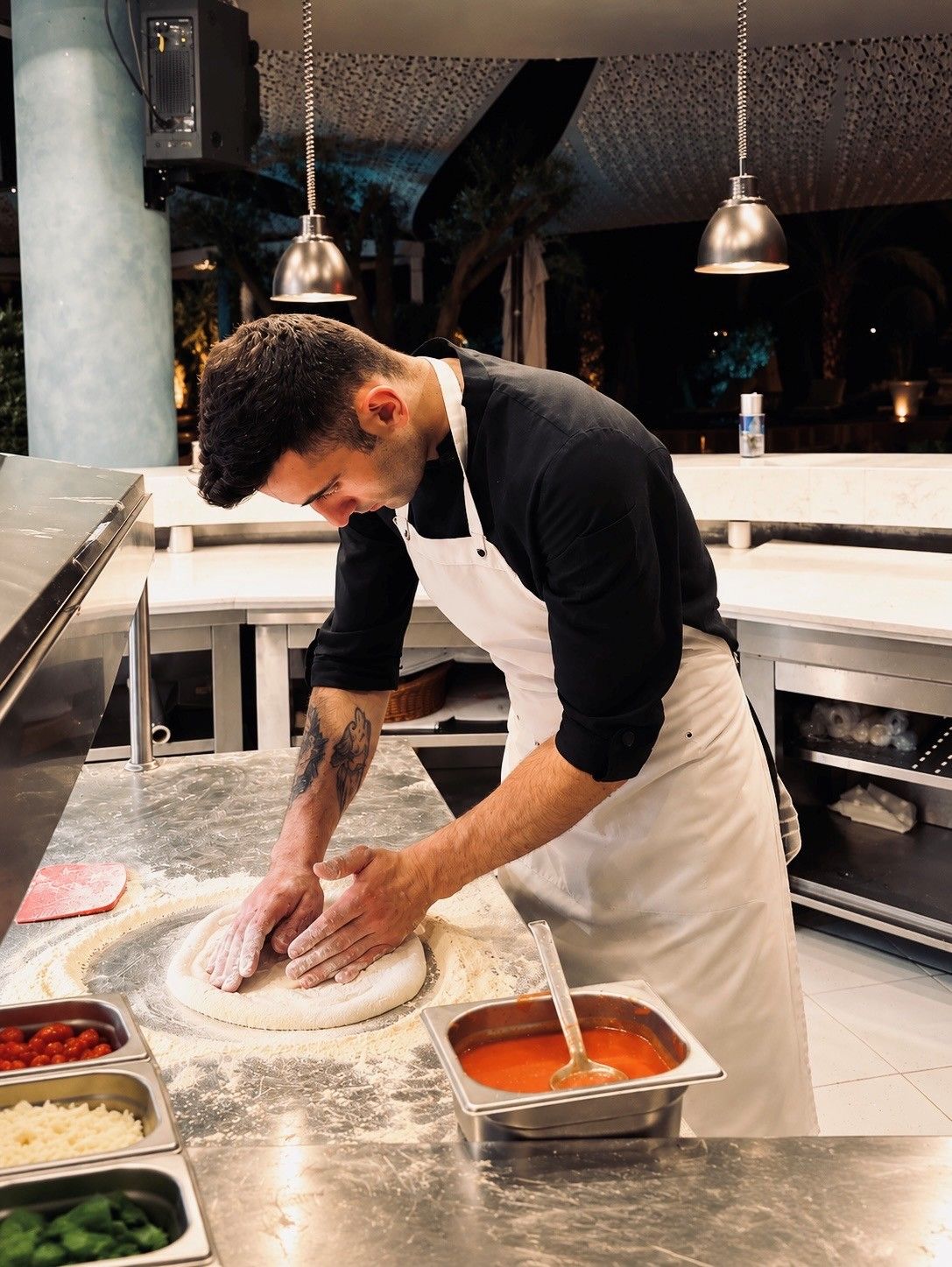 Ahmet Ülker pizza hamuru hazırlarken